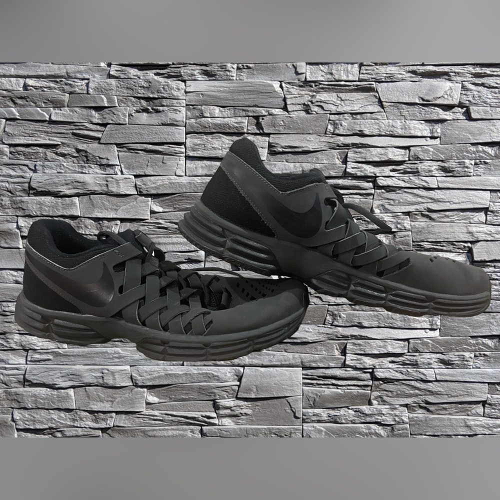 Nike lunar finger trap men’s size 9. ‎ Condition used. Color black